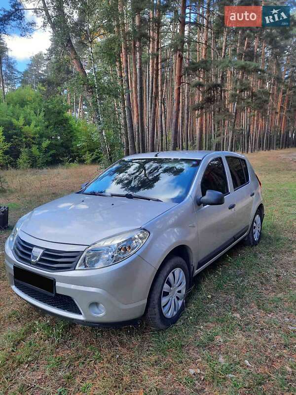 Хэтчбек Dacia Sandero 2010 в Ромнах