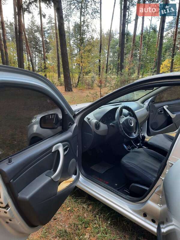 Хэтчбек Dacia Sandero 2010 в Ромнах