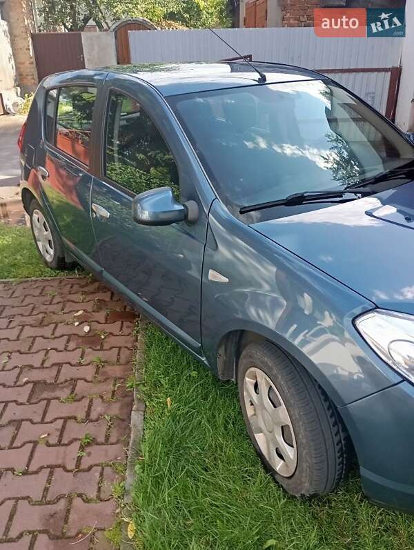 Хэтчбек Dacia Sandero 2011 в 