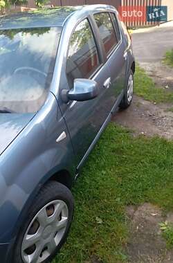 Хэтчбек Dacia Sandero 2011 в 