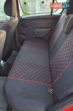 Хэтчбек Dacia Sandero 2008 в 