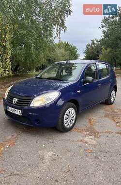 Хэтчбек Dacia Sandero 2009 в Гадяче