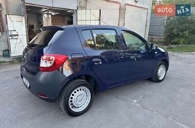 Хэтчбек Dacia Sandero 2015 в 