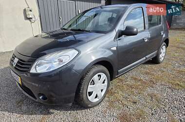 Хэтчбек Dacia Sandero 2008 в 