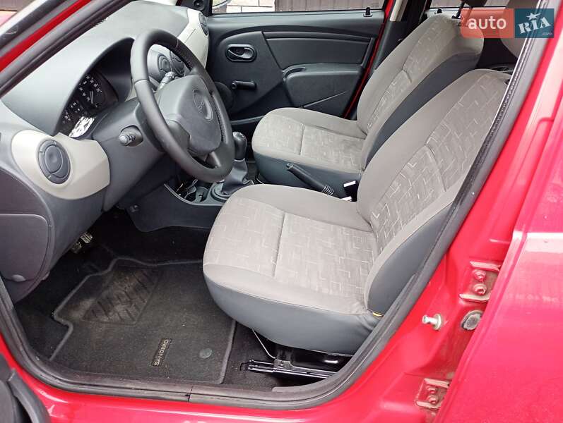 Хэтчбек Dacia Sandero 2009 в Калиновке