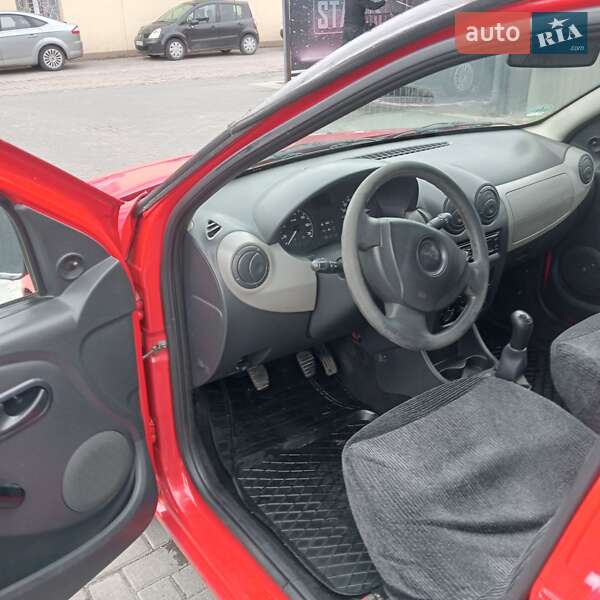 Хэтчбек Dacia Sandero 2009 в Остроге