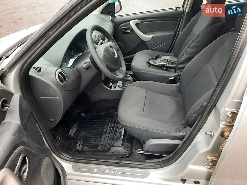 Хетчбек Dacia Sandero 2011 в Чернівцях