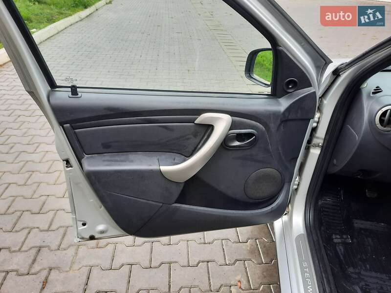 Хетчбек Dacia Sandero 2011 в Чернівцях