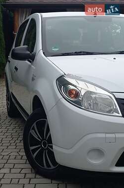 Хэтчбек Dacia Sandero 2009 в 