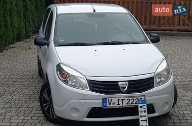 Хэтчбек Dacia Sandero 2009 в 