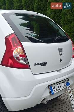 Хэтчбек Dacia Sandero 2009 в 