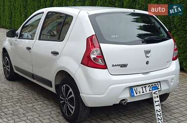 Хэтчбек Dacia Sandero 2009 в 