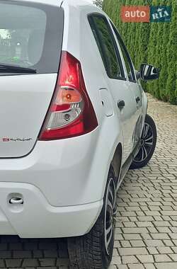 Хэтчбек Dacia Sandero 2009 в 