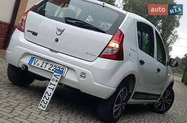 Хэтчбек Dacia Sandero 2009 в 