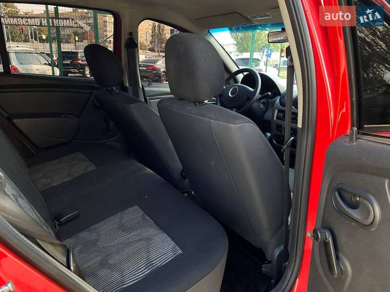 Хэтчбек Dacia Sandero 2009 в Днепре