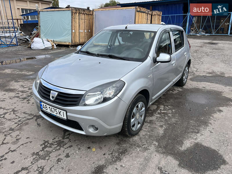 Хэтчбек Dacia Sandero 2010 в  фото Хэтчбек Dacia Sandero 2010 в