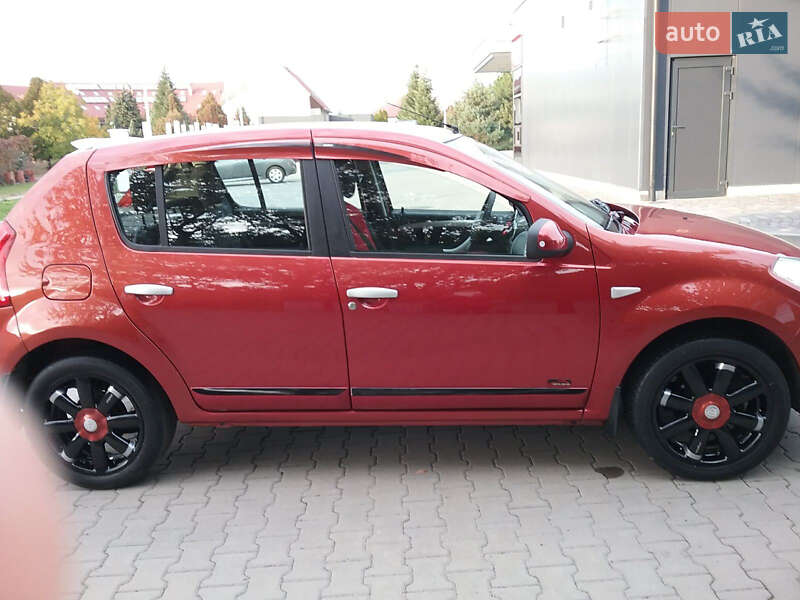 Хэтчбек Dacia Sandero 2009 в Ужгороде