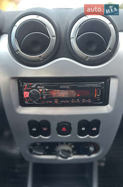 Хэтчбек Dacia Sandero 2009 в 
