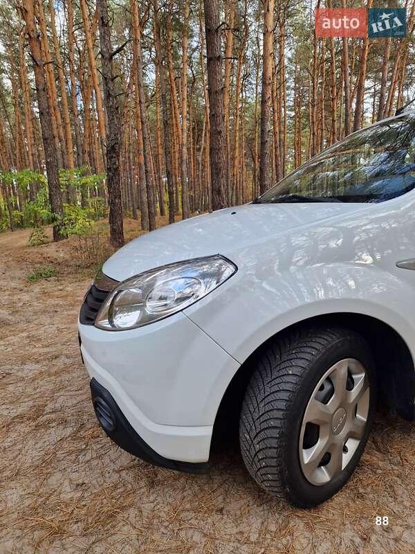 Хэтчбек Dacia Sandero 2009 в Полтаве