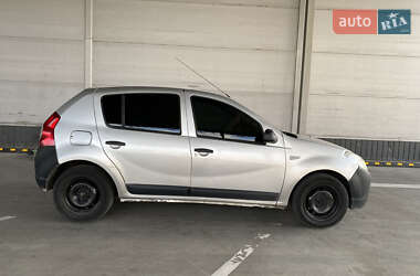 Хэтчбек Dacia Sandero 2010 в 