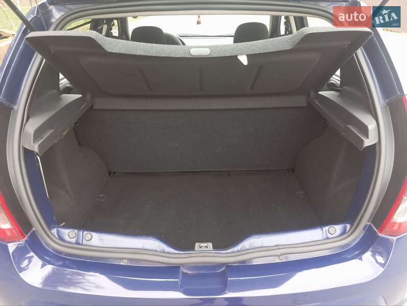 Хэтчбек Dacia Sandero 2009 в Калиновке