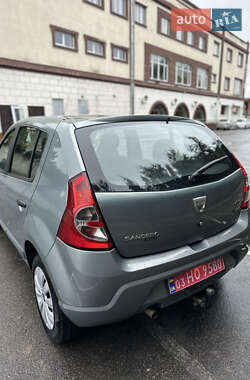 Хэтчбек Dacia Sandero 2008 в 