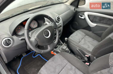 Хэтчбек Dacia Sandero 2008 в 