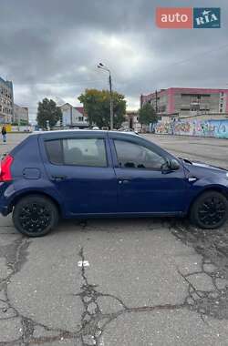 Хетчбек Dacia Sandero 2009 в 