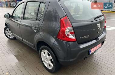 Хэтчбек Dacia Sandero 2009 в 