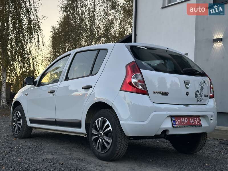 Хэтчбек Dacia Sandero 2009 в Любешове