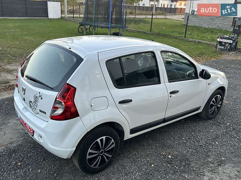 Хэтчбек Dacia Sandero 2009 в Любешове