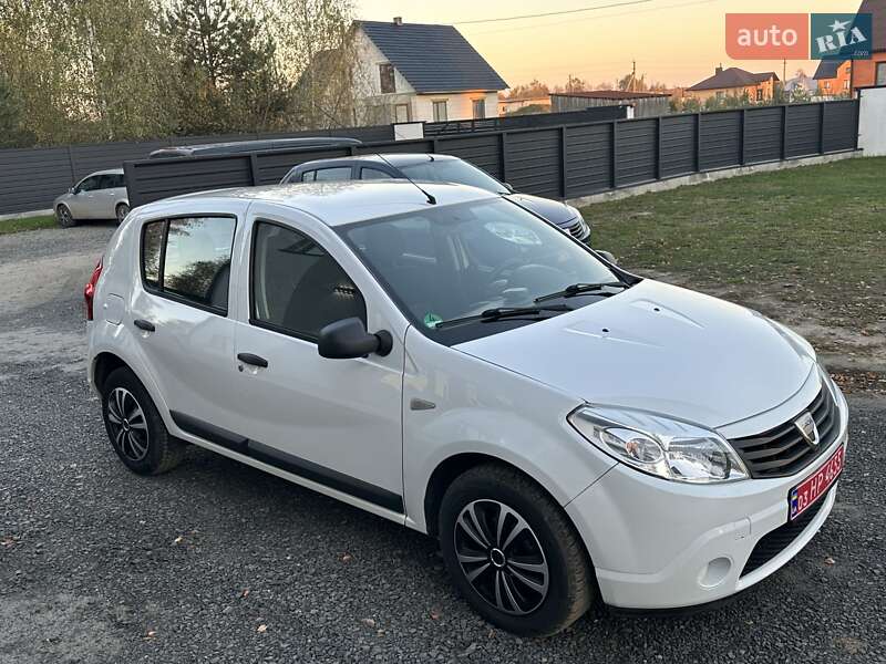 Хэтчбек Dacia Sandero 2009 в Любешове
