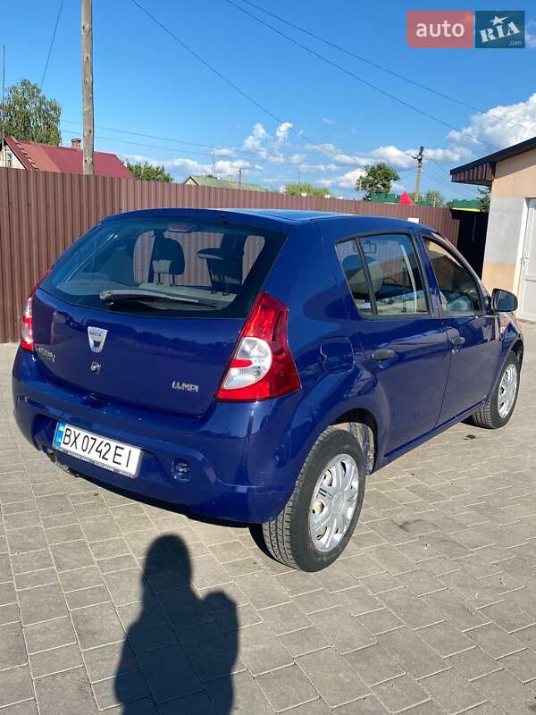 Хэтчбек Dacia Sandero 2009 в Остроге