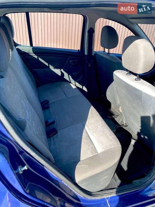 Хэтчбек Dacia Sandero 2009 в Остроге