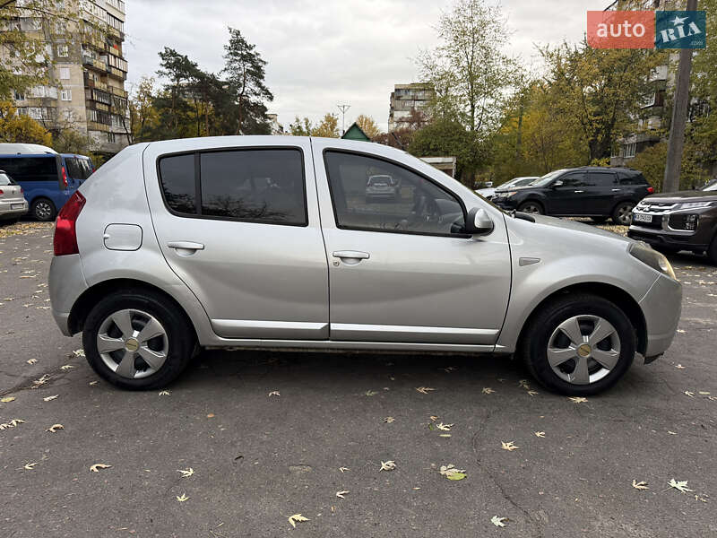 Хетчбек Dacia Sandero 2011 в Києві