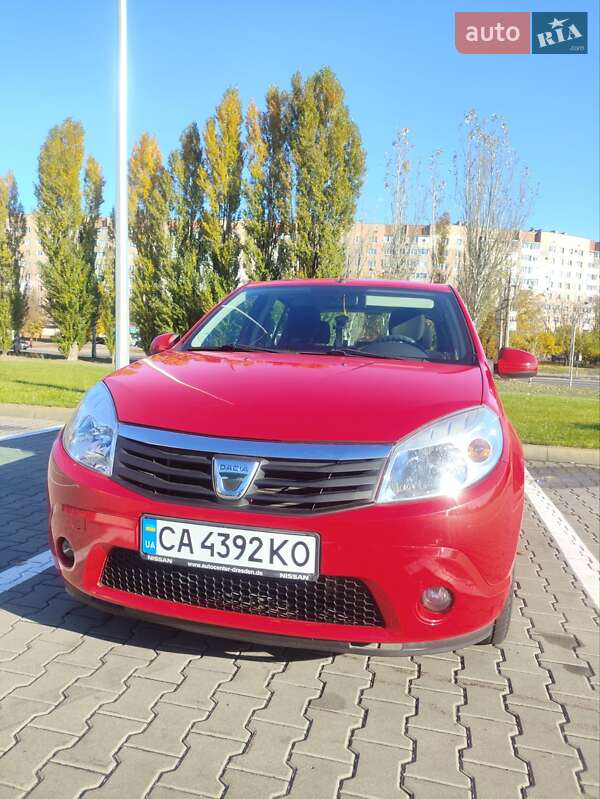 Хэтчбек Dacia Sandero 2011 в Черкассах фото Хэтчбек Dacia Sandero 2011 в Черкассах