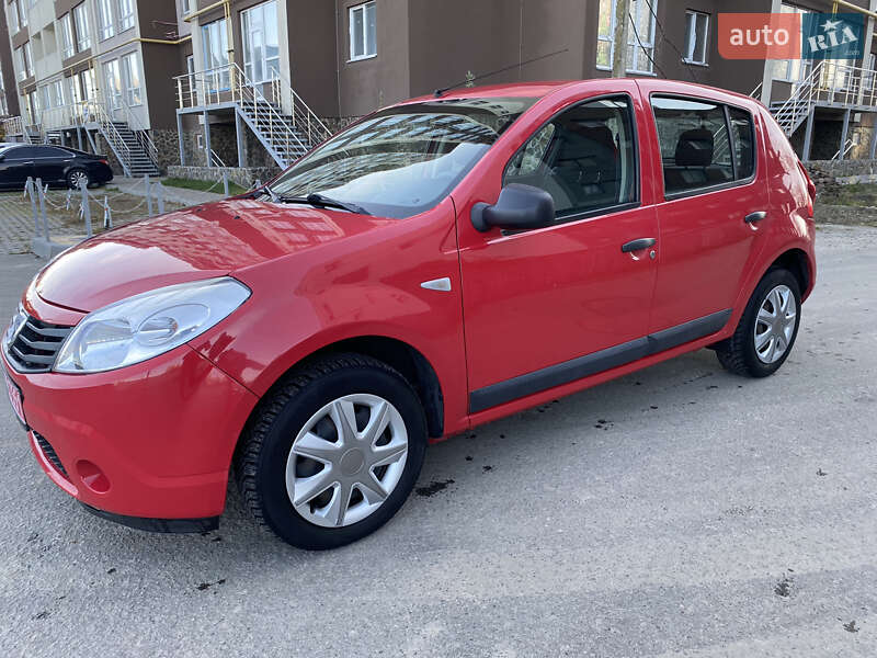 Хэтчбек Dacia Sandero 2010 в Киеве