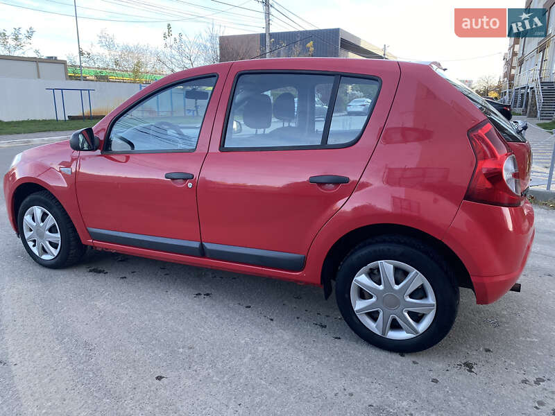 Хэтчбек Dacia Sandero 2010 в Киеве