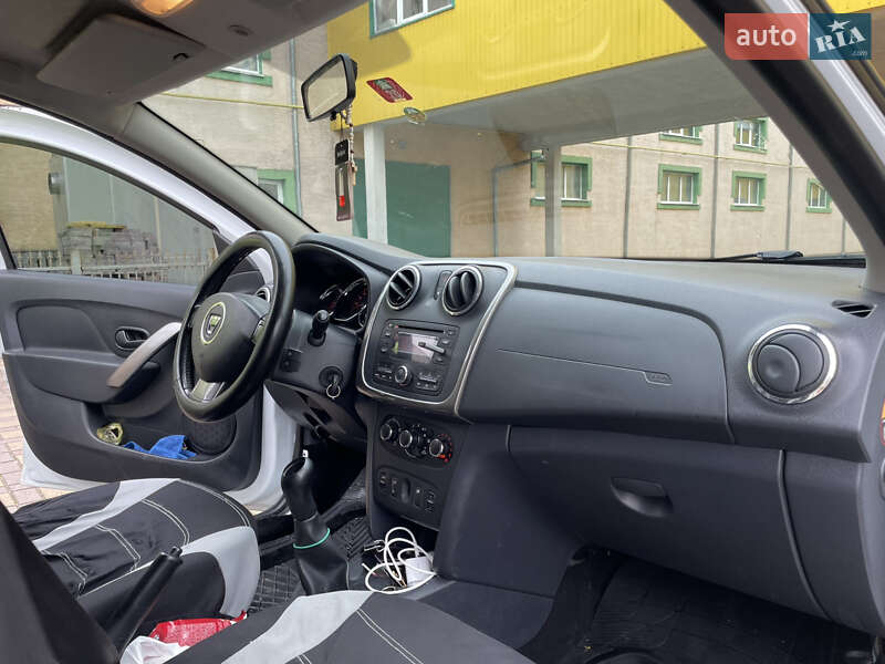 Хэтчбек Dacia Sandero 2016 в Стрые