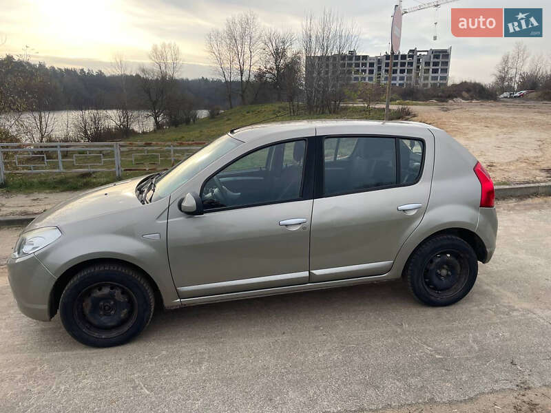 Хэтчбек Dacia Sandero 2008 в Чернигове