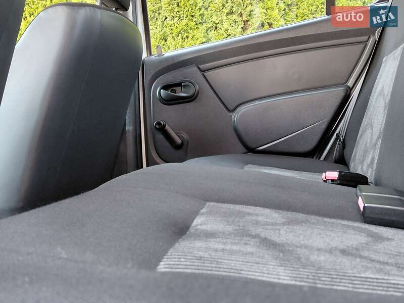 Хэтчбек Dacia Sandero 2010 в Самборе фото 72 Хэтчбек Dacia Sandero 2010 в Самборе