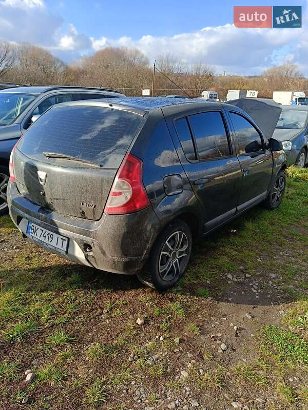 Хэтчбек Dacia Sandero 2009 в Ровно