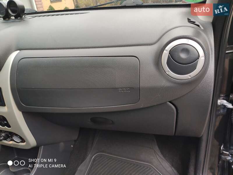 Хэтчбек Dacia Sandero 2012 в Немирове