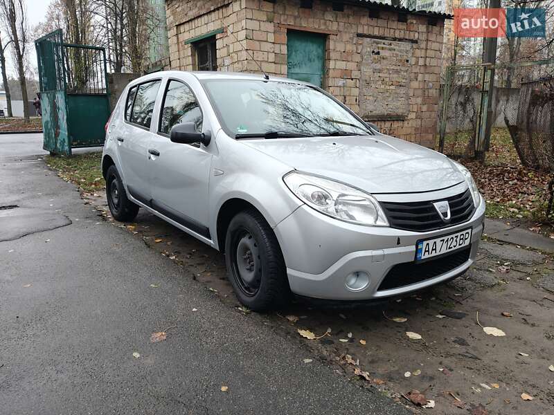 Хэтчбек Dacia Sandero 2009 в Киеве