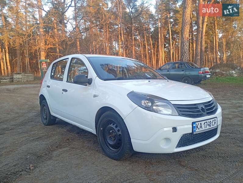 Хэтчбек Dacia Sandero 2010 в Киеве