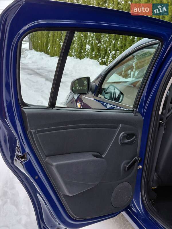 Хэтчбек Dacia Sandero 2009 в Самборе