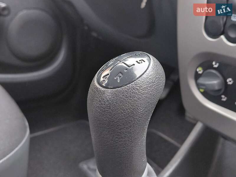 Хэтчбек Dacia Sandero 2009 в Самборе