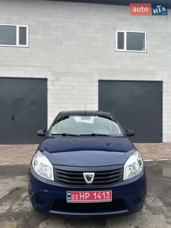Хэтчбек Dacia Sandero 2010 в Хороле