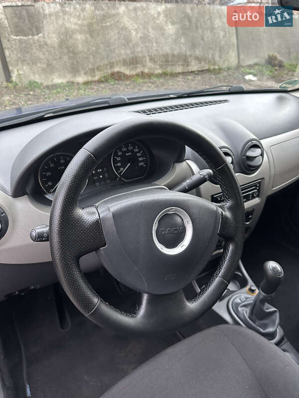 Хэтчбек Dacia Sandero 2010 в Хороле