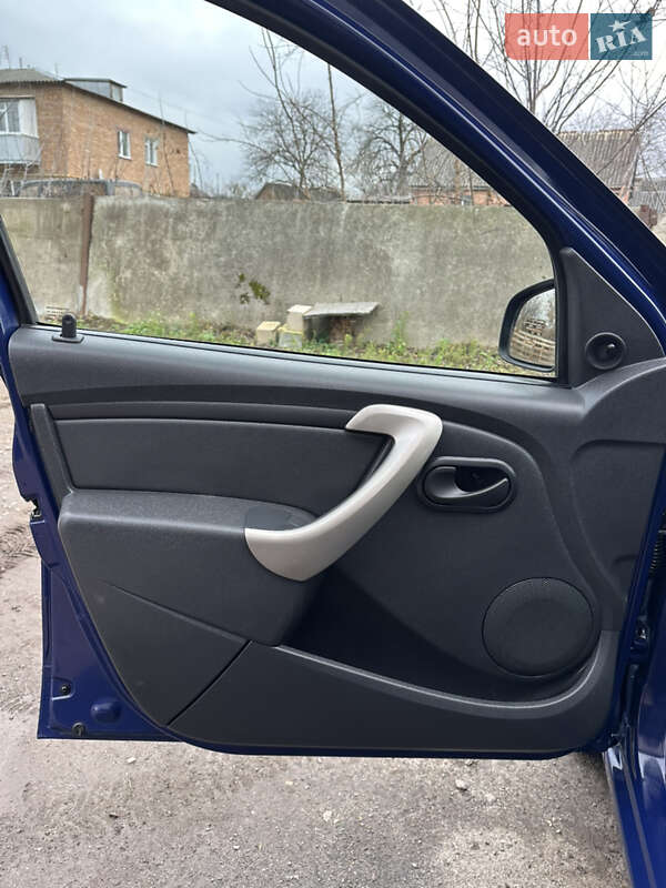 Хэтчбек Dacia Sandero 2010 в Хороле